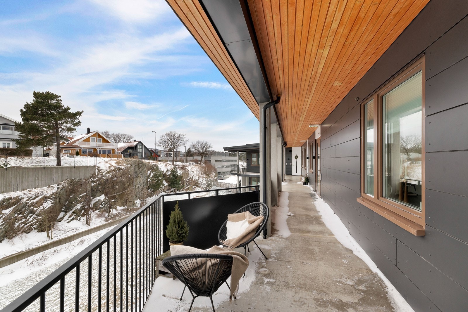 Svalgang med ettermiddag og kveldssol. Galleribilde