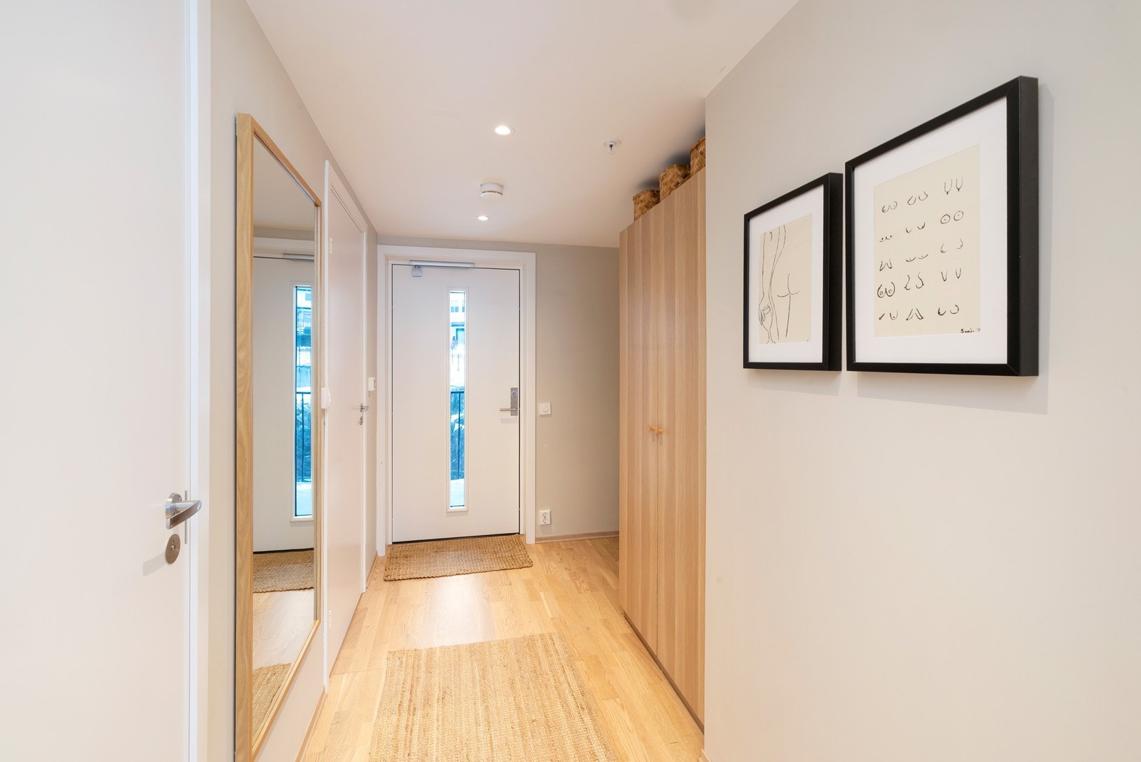 Gang/entré med plass til skap til oppbevaring av ytterklær. Galleribilde