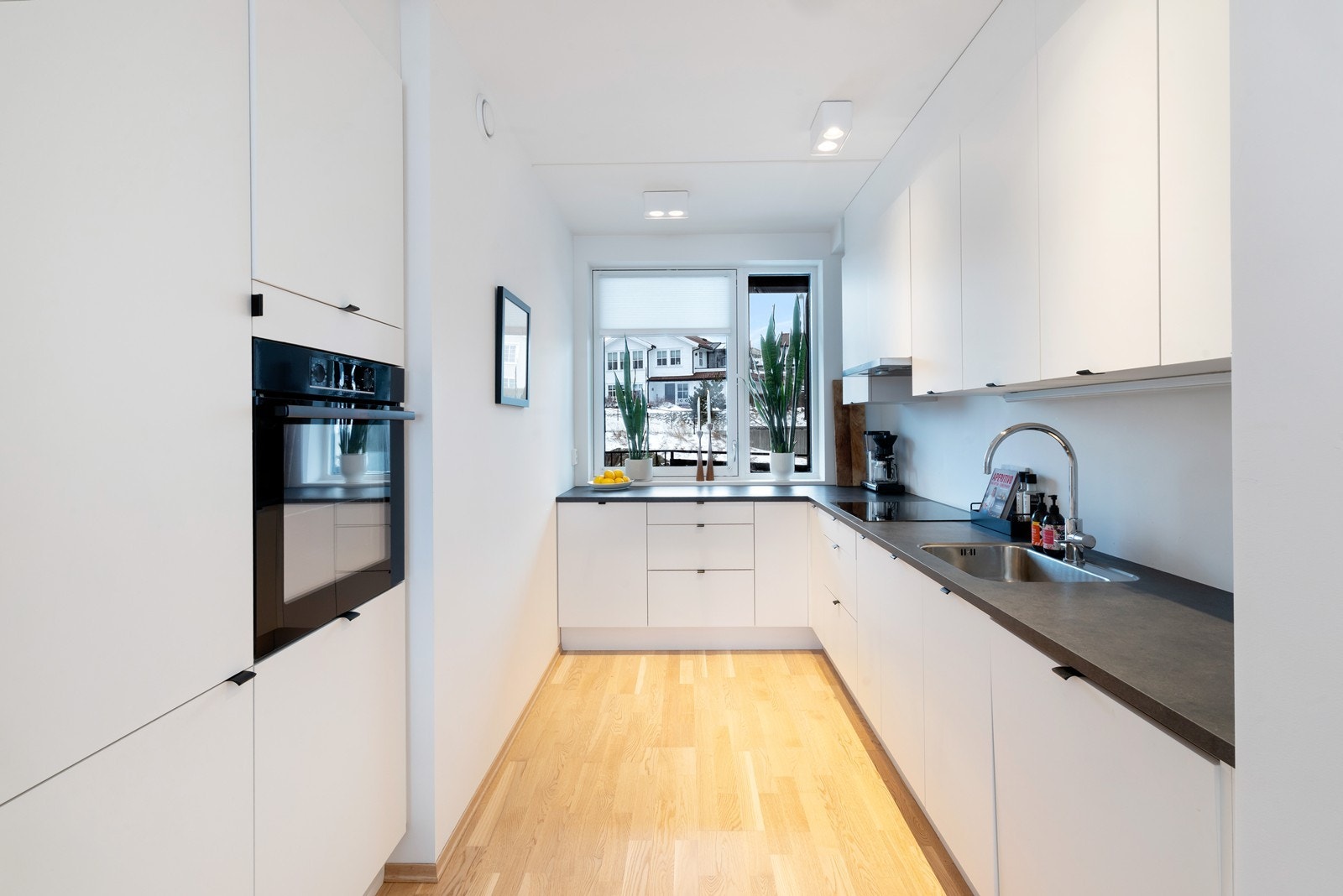 Pent kjøkken fra HTH med integrerte hvitevarer. Galleribilde