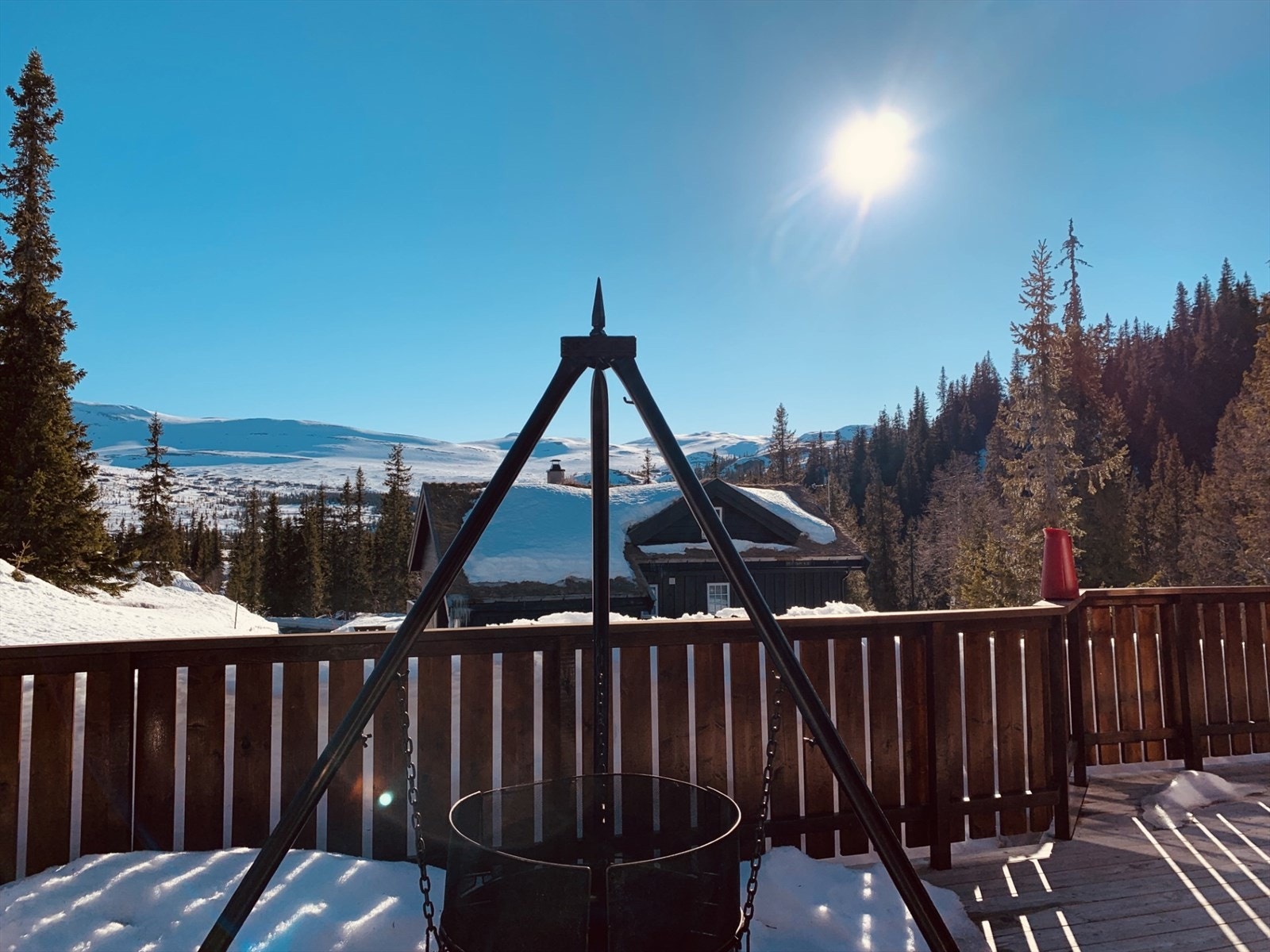 Kvalitetstid med familie og gode naboer i flott natur rundt bålpannenen Galleribilde