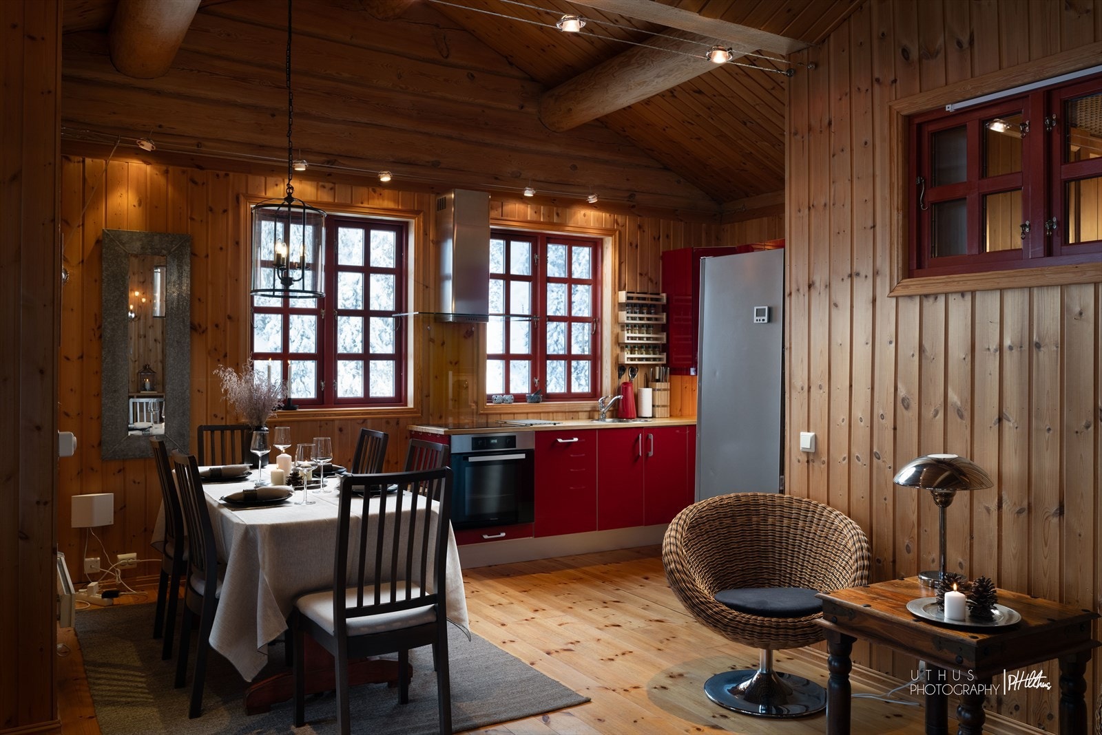 God plass til spisebord ved kjøkkensonen Galleribilde