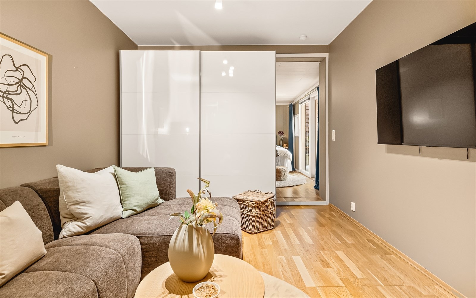 Stue er innredet med sofa og TV og er perfekt for koselige kvelder med enten familie eller venner. Videre kommer du inn på hovedsoverom. Galleribilde