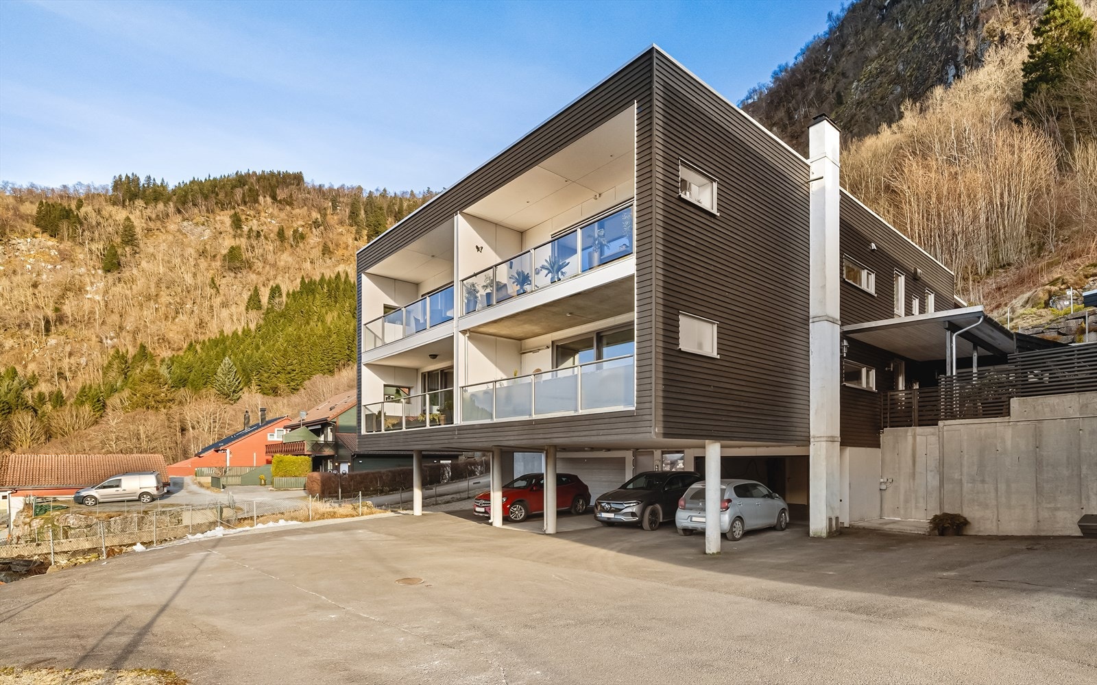 Strøken leilighet i flott prosjekt fra 2011. Høy 1. etasje, over garasje og carport. Galleribilde