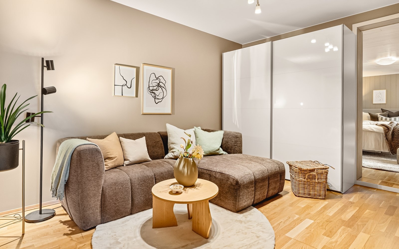 I motsatt ende av gangen, er en herlig avdeling med TV-stue/garderoberom, walk-in closet/bod og hovedsoverom. Soverommet er påbygget av eier. Galleribilde