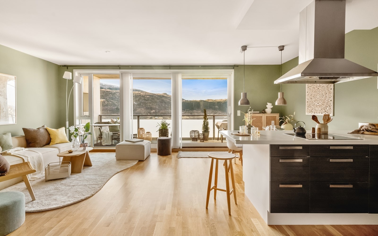 Den åpne stue- og kjøkkenløsningen er leilighetens naturlige samlingspunkt. I dette rommet er det gulvvarme. Galleribilde