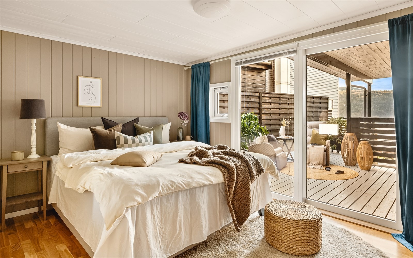 God plass til dobbeltseng, nattbord på hver side og garderober. Fra soverommet er det direkte utgang til terrasse på ca 20 m². Galleribilde