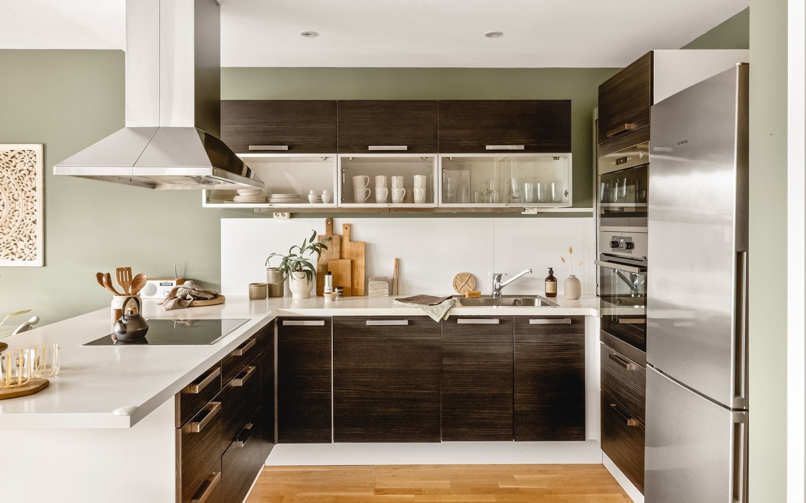 Stilrent moderne kjøkken med glatte fronter, laminert benkeplate og godt med skapplass. Galleribilde