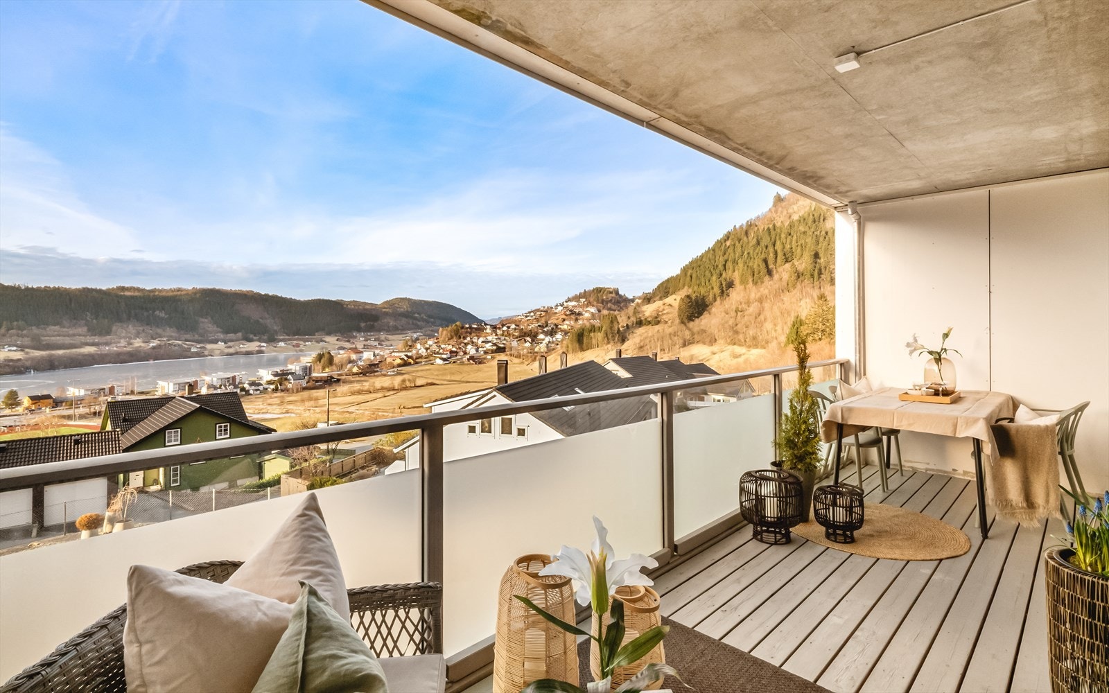 Rekkverket er foliert (kan fjernes) og sikrer både privatliv og skjerming mot innsyn, samtidig som det gir et moderne og stilrent uttrykk. Galleribilde