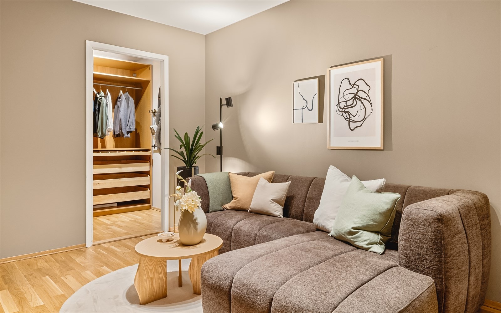 Dette rommet (som opprinnelig skulle vært soverom) har derfor ikke vinduer. Selger har benyttet det til kombinert TV-stue/garderoberom. Galleribilde