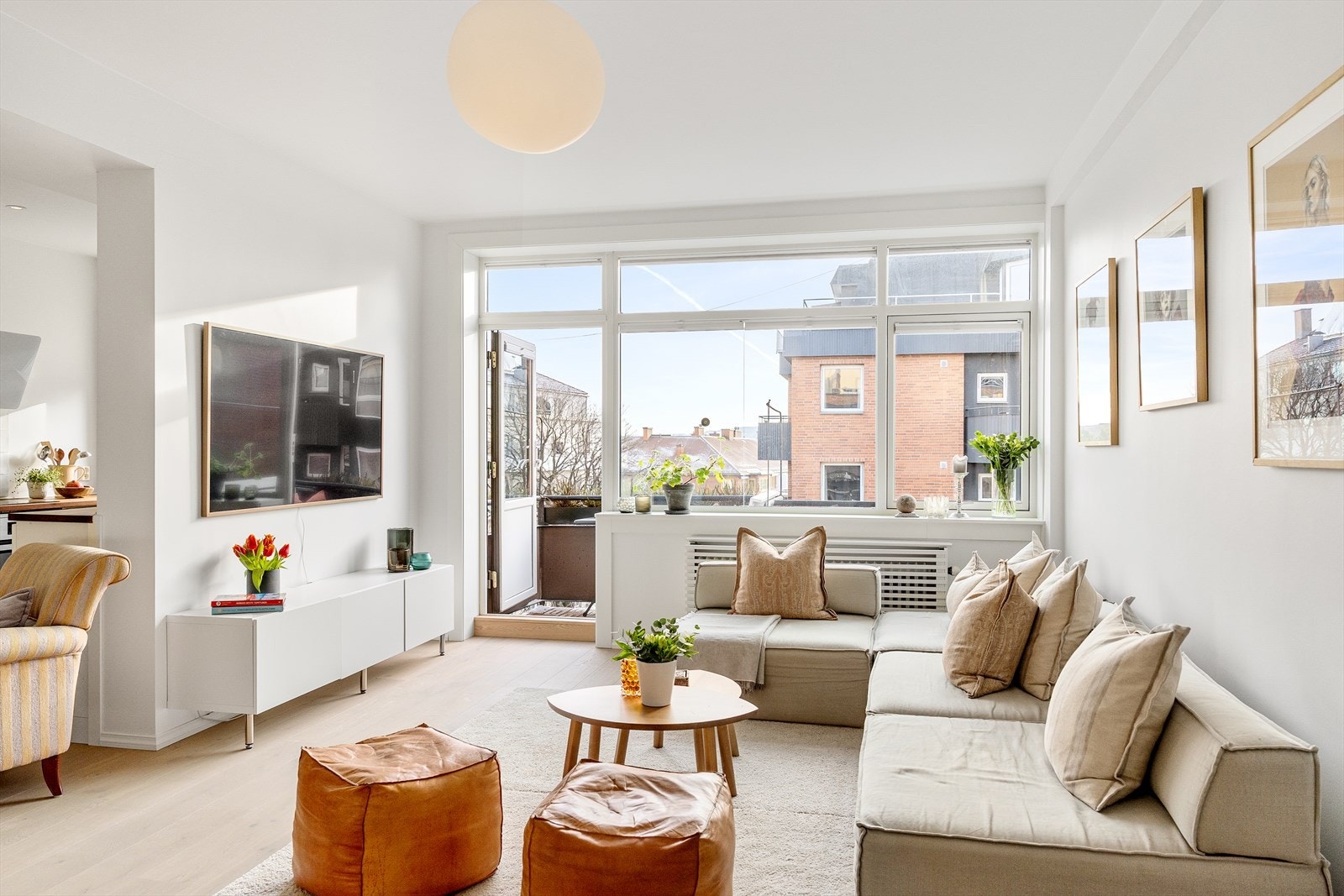 I stuen dere det store vindusflater som slipper rikelig inn med naturlig lys. Galleribilde