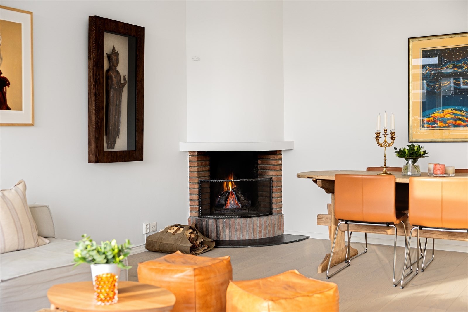 Peisen sikrer god varme på kaldere dager og gir rommet en lun og innbydende følelse. Galleribilde
