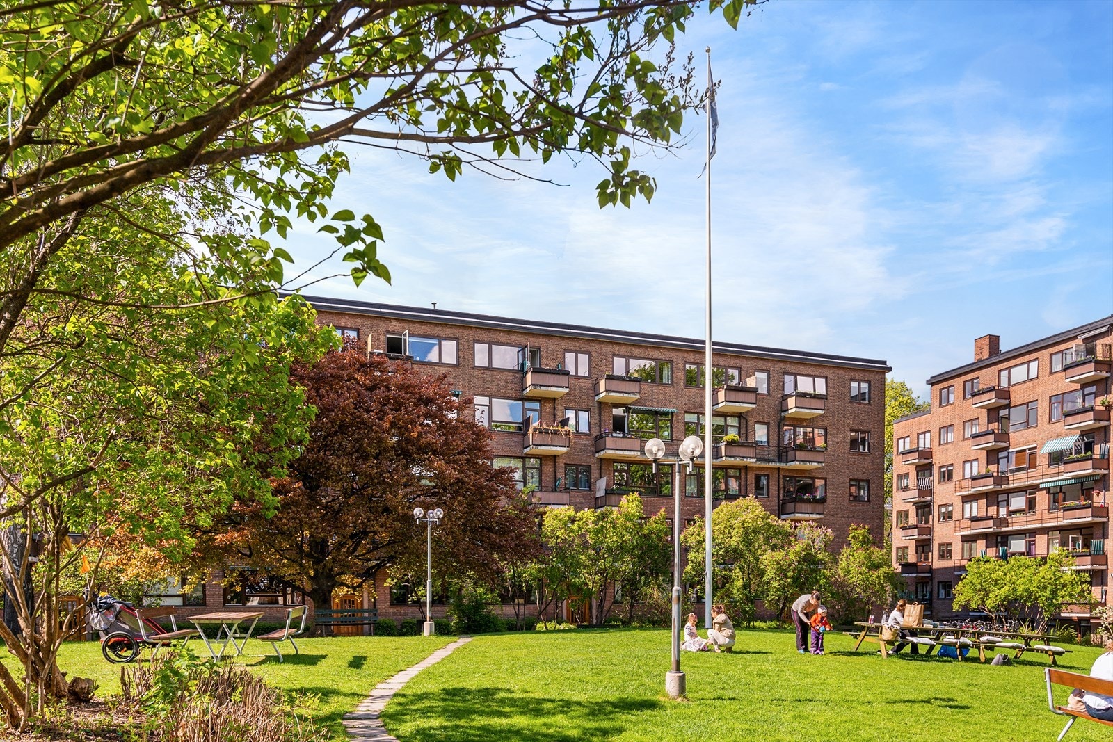Balkebyparken byr på store gressplener, epletrær og bærbusker, bord og benker, sykkelparkering og lekeplass. Galleribilde