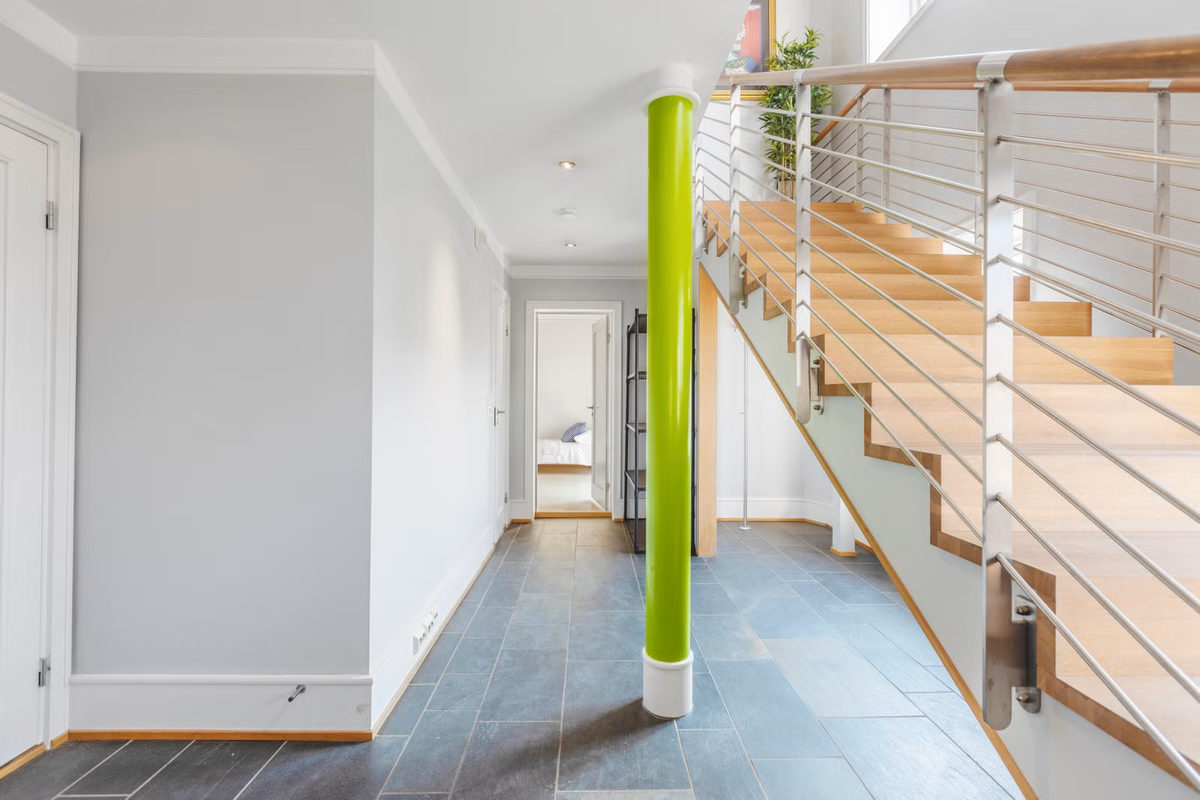 Leiligheten strekker seg over 2 plan og har inngang i byggets 2. Etasje. Galleribilde