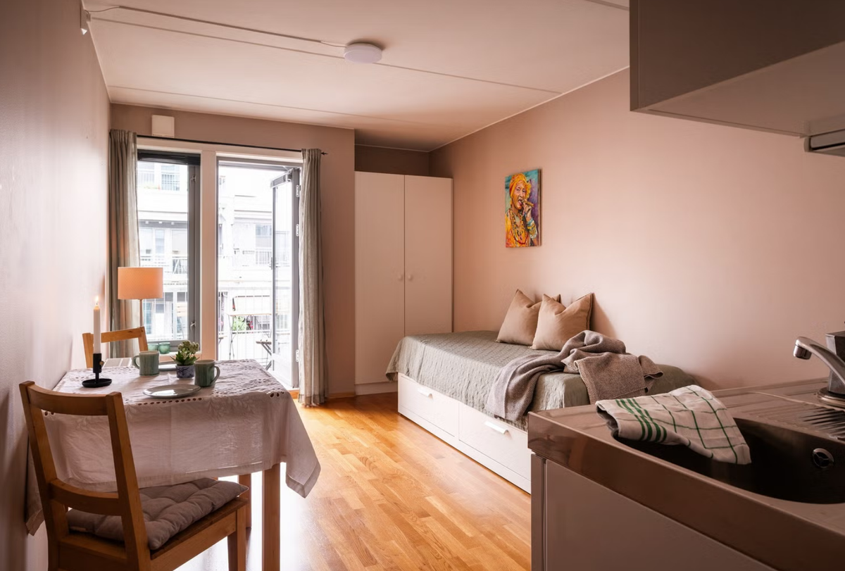 Lys og innbydende stue/allrom med store vindusflater som gir godt med naturlig lys Galleribilde