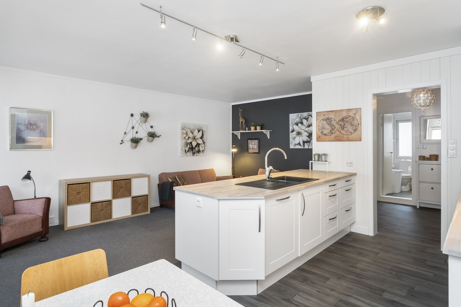 Rikelig med skap og benkeplass Galleribilde