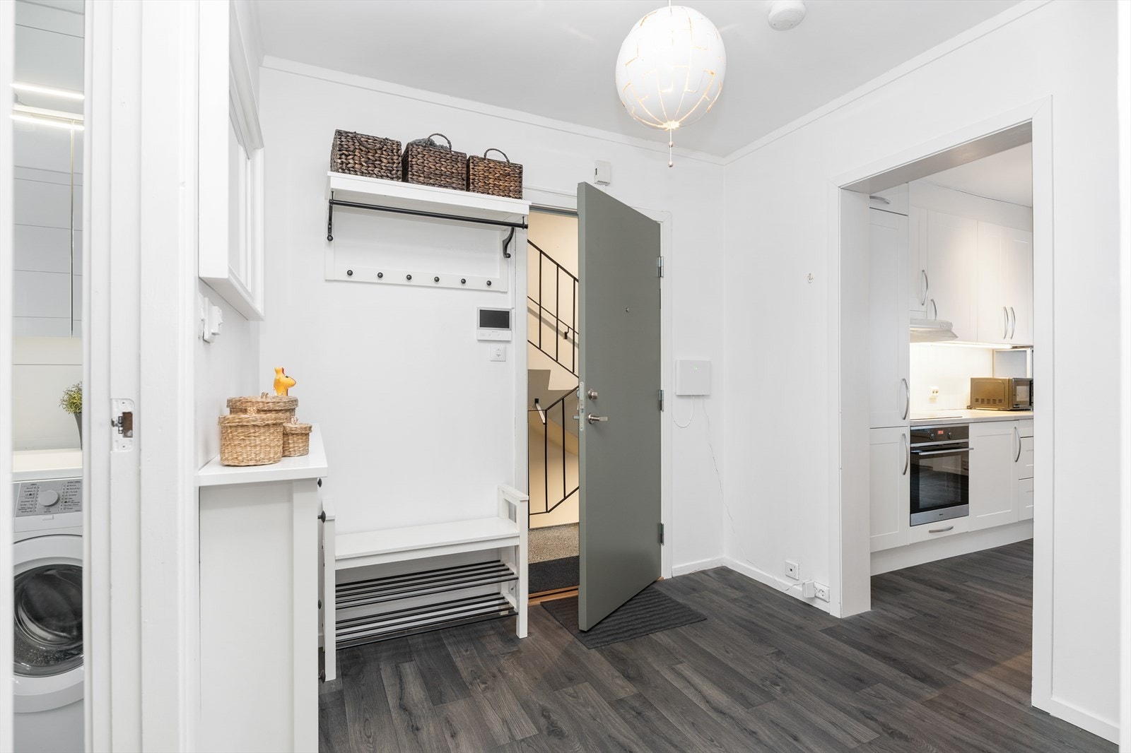 Romslig gang for avkledning av yttertøy og sko Galleribilde