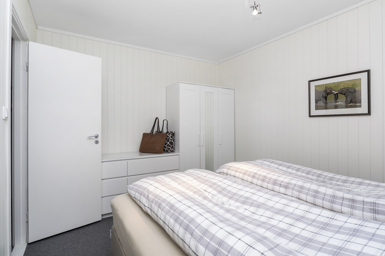 God plass til både nattbord og garderobeskap Galleribilde