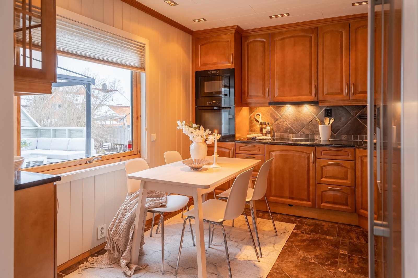 Stort vindu som gir rikelig med naturlig lys. Kjøkkenet er på 10 kvm som gir plass til spisebord Galleribilde