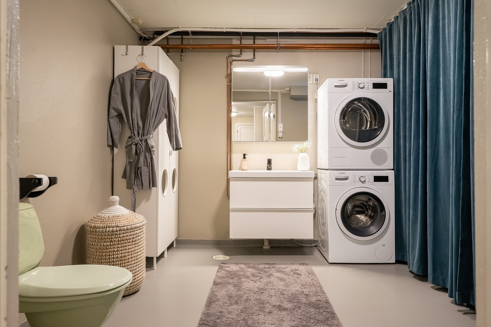 Vaskerommet er på ca. 10 kvm med god plass til vaskemaskin, tørketrommel og praktiske løsninger for klesstell. Innredning med servant, Rommet har også ett ekstra wc. Galleribilde