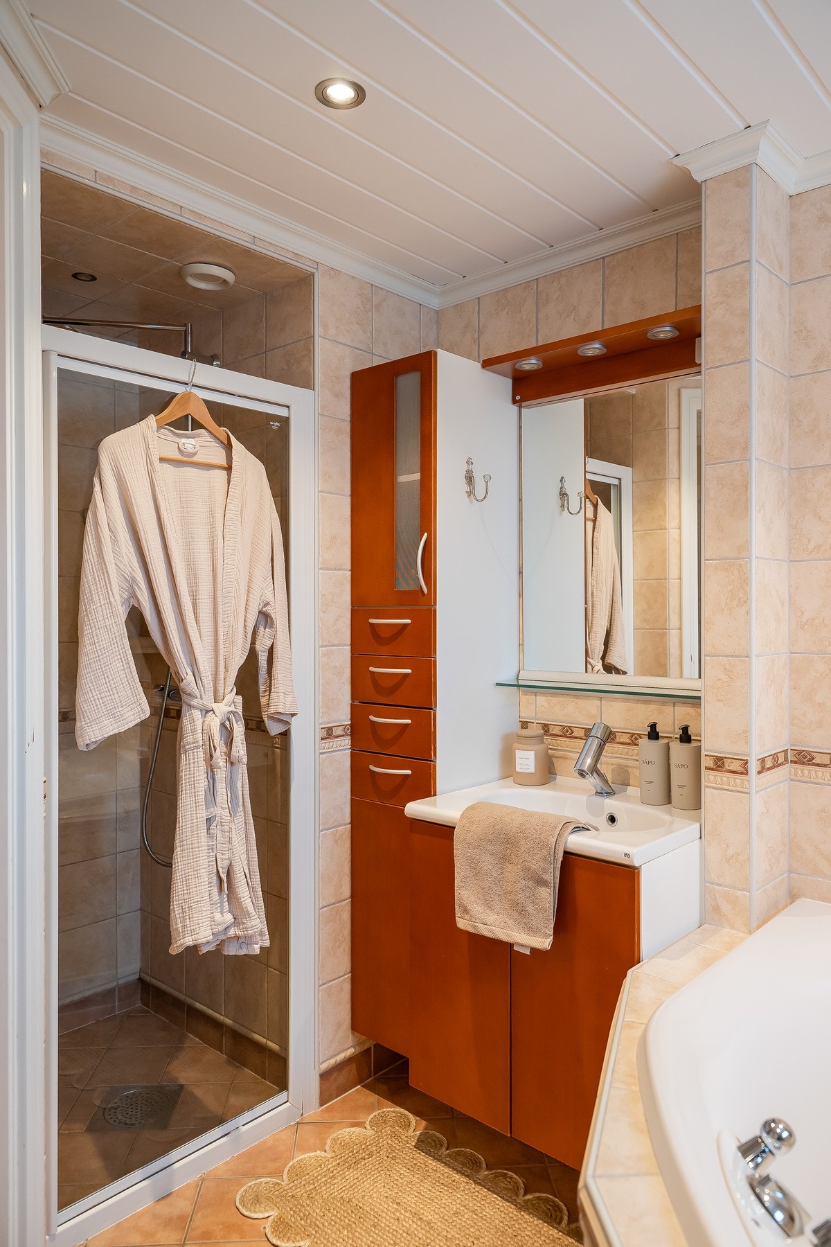 Dusjnisje med dusjgarnityr på vegg. Galleribilde