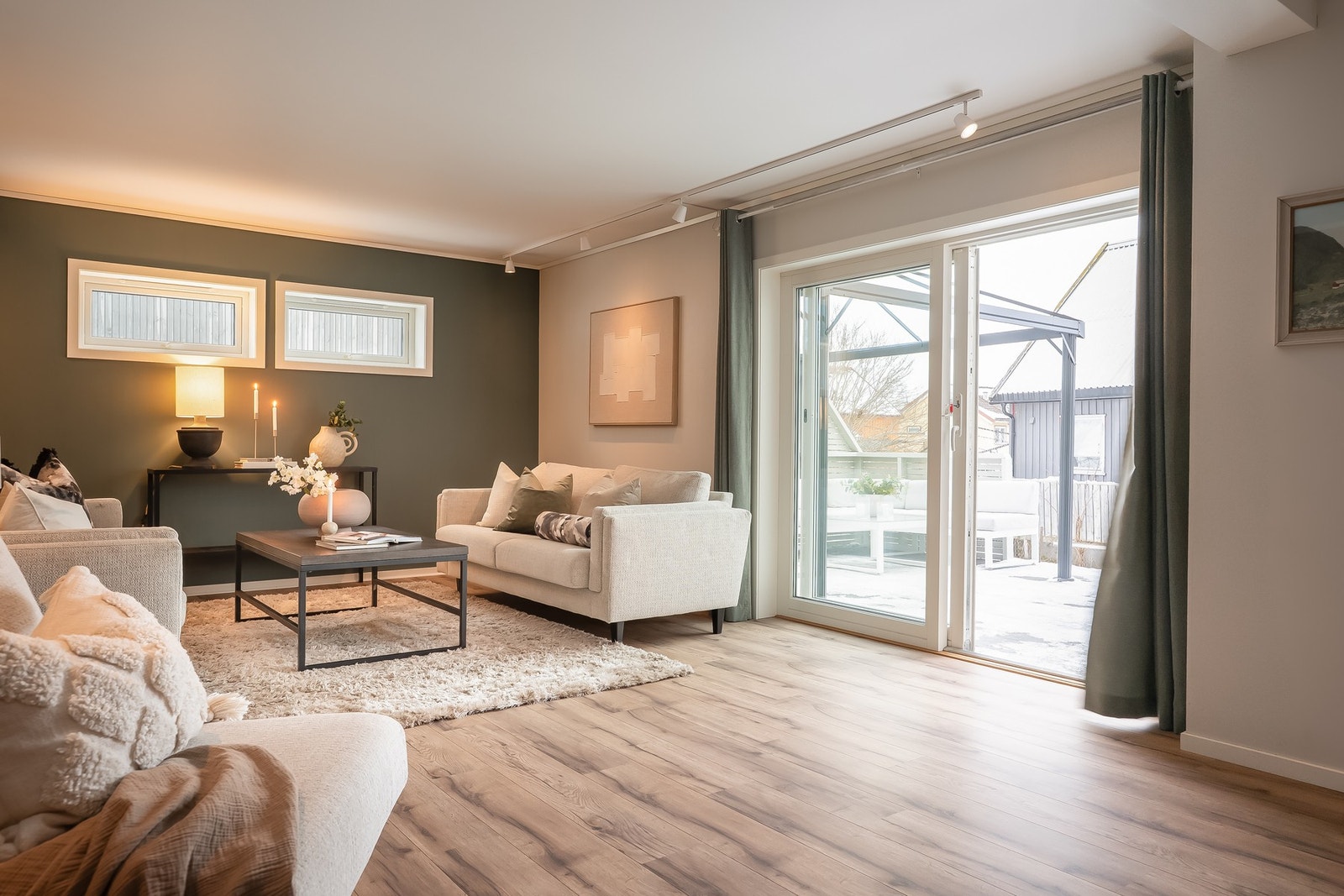 Store vindus flater som gir godt med naturlig lys Galleribilde