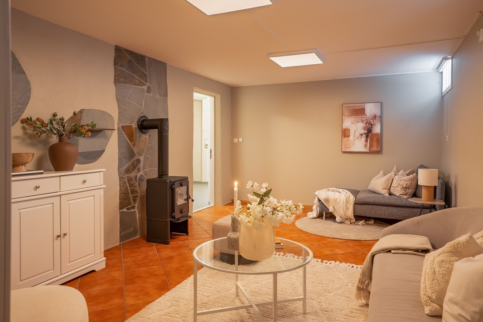 Kjellerstue er på ca. 18 kvm som egner seg godt som tv-stue, ungdomsavdeling eller hobbyrom. Galleribilde