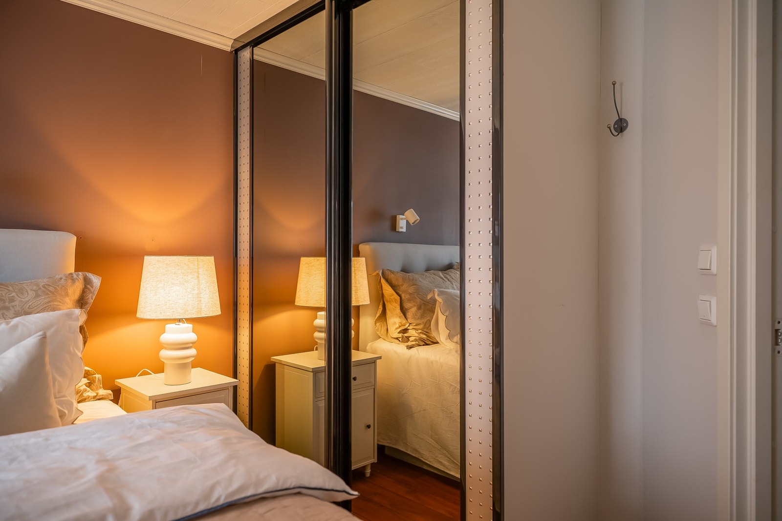 Hoved soverommet har god oppbevarings plass med skyvedørs garderobe Galleribilde