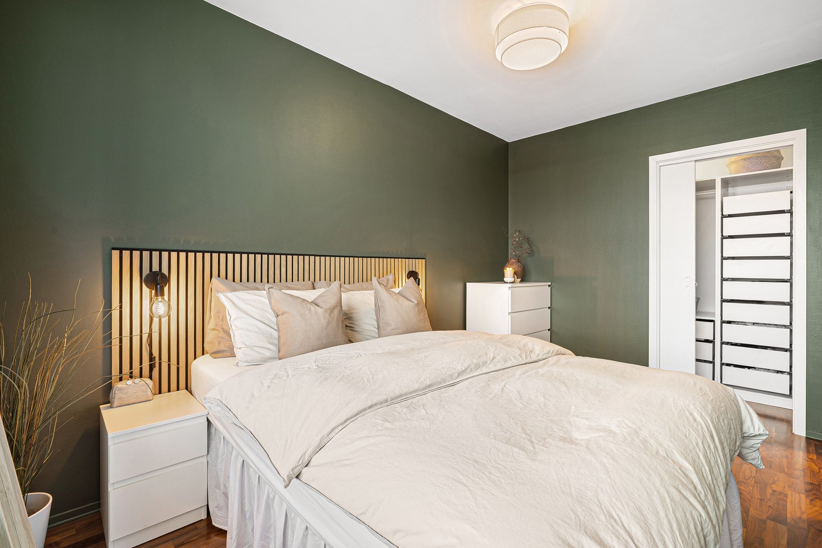 Tilknyttet soverommet er det en praktisk bod innredet som walk-in-closet Galleribilde