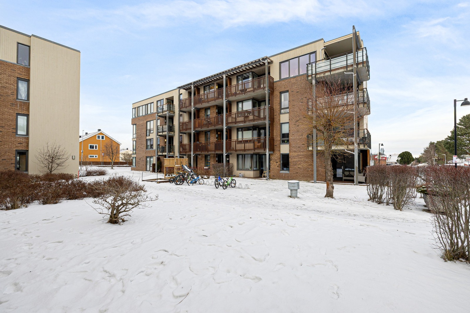 Leiligheten ligger fint til i 2. etasje. Balkongen vender ut mot fellesareal Galleribilde