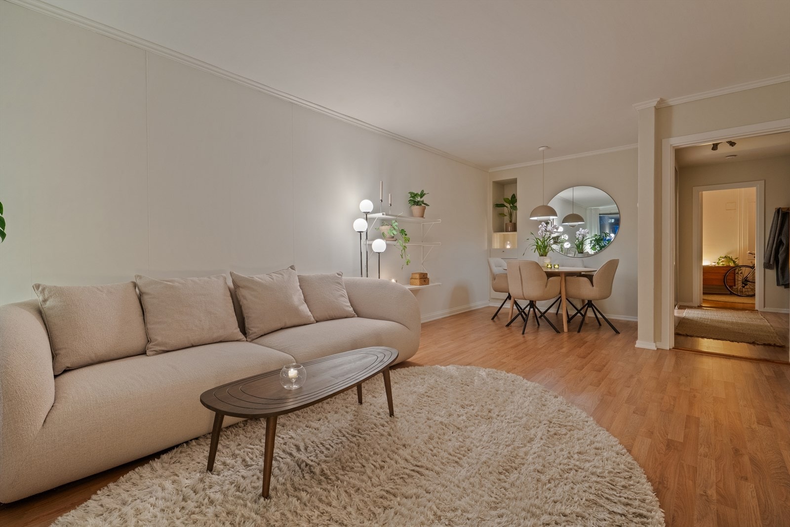 Stuen fremstår som romslig og luftig, med fleksible møbleringsmuligheter som gjør det enkelt å tilpasse rommet etter egne behov. Galleribilde