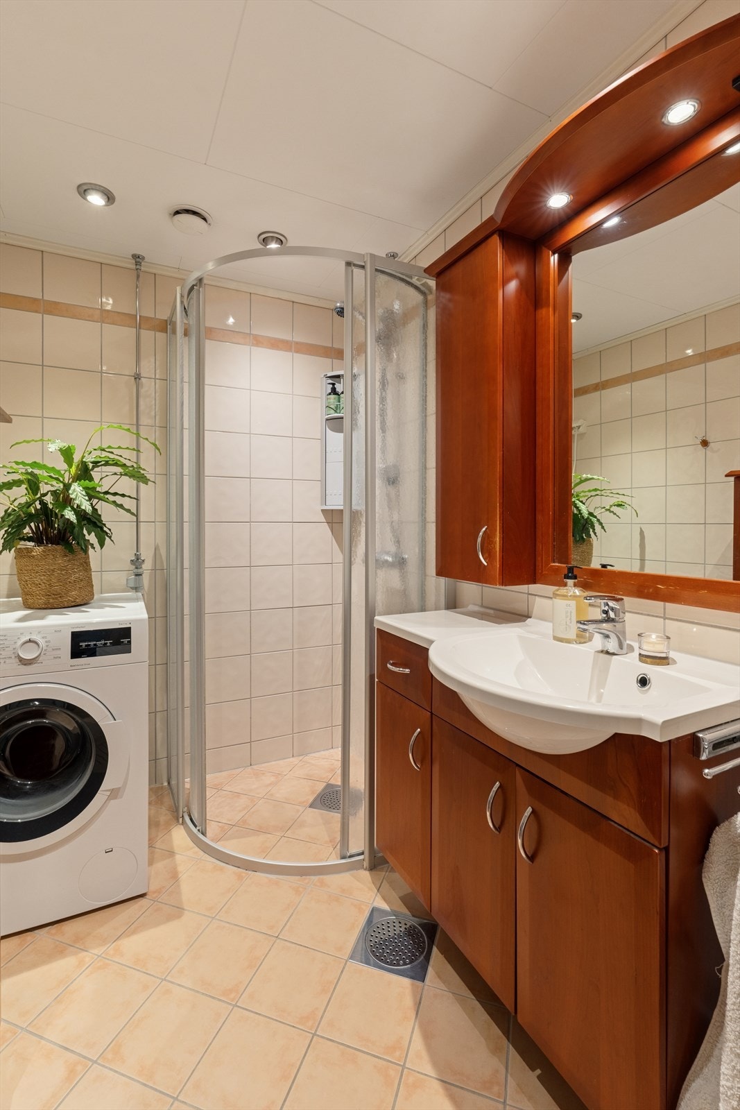 Badet ble oppusset i regi borettslaget i 2005 med nye fliser, membranløsninger, sluk, røropplegg og innredning. Galleribilde