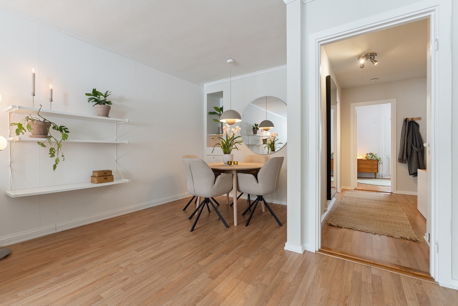 Stuens utforming gir rom for å innrede med en hyggelig spisegruppe og bidrar til en sosial og trendy arena. Her kan du ha familiemiddag, bursdager mm. Galleribilde