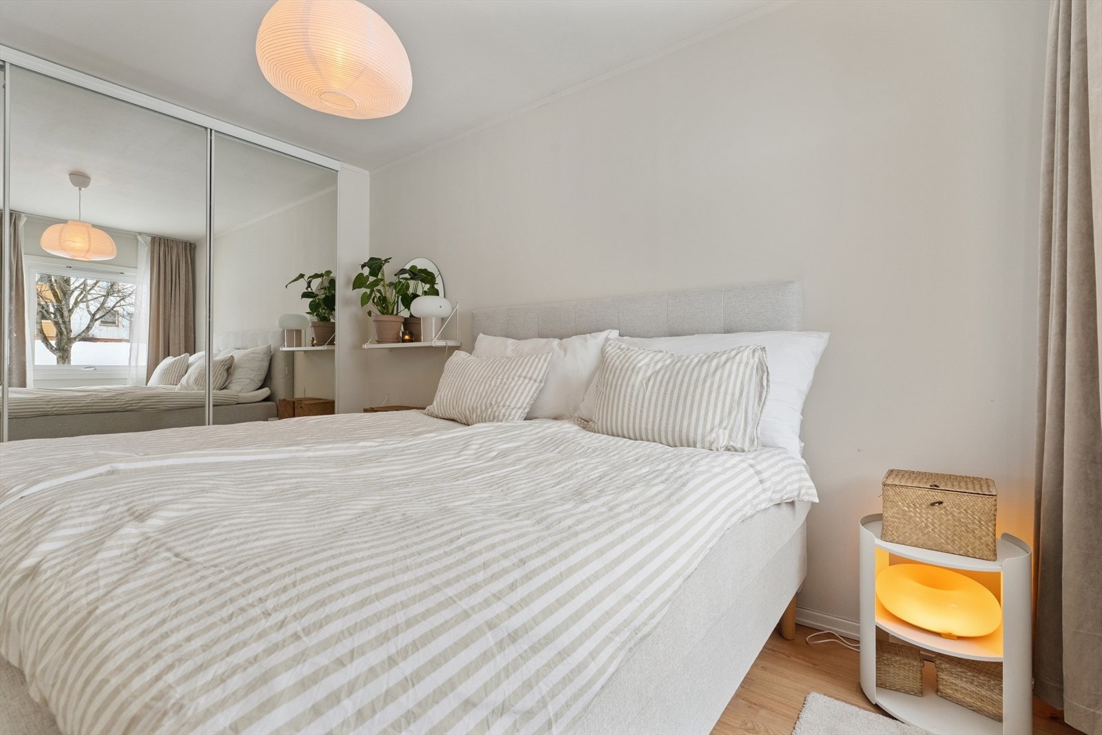 På hovedsoverommet er det rikelig med oppbevaringsplass i skyvedørsgarderoben. Galleribilde