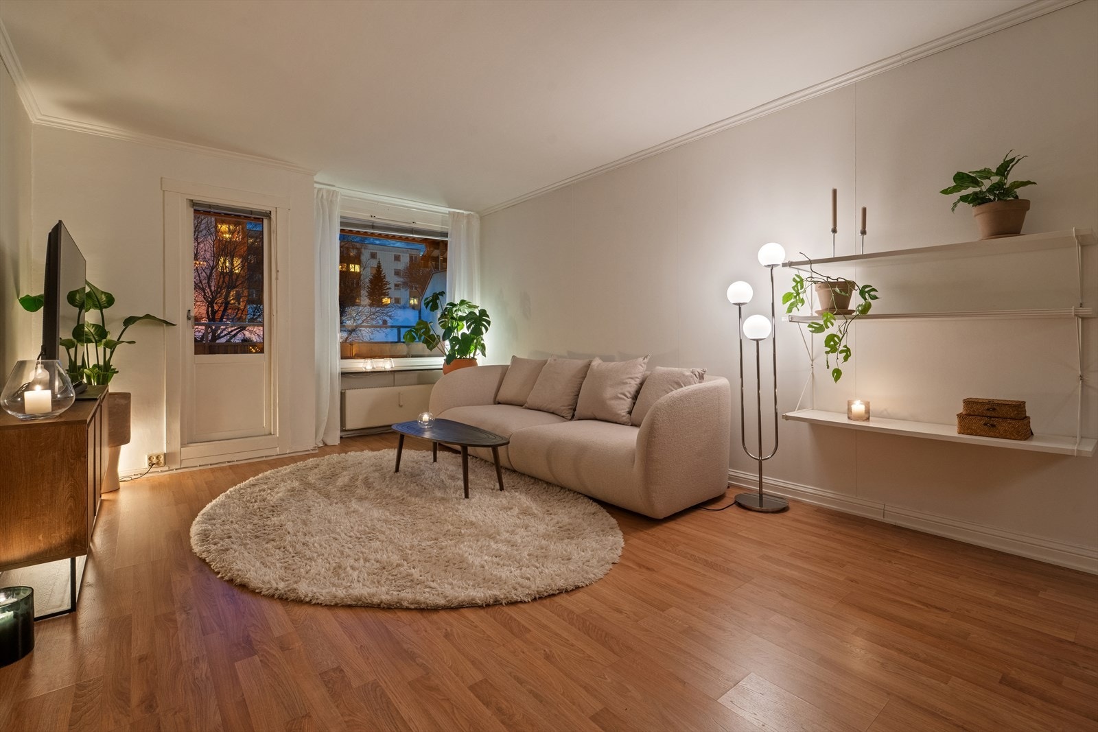 Lokalmegler Hassan Rehman v/DNB Eiendom ønsker deg velkommen til en nydelig og innflyttingsklar 3-roms leilighet på Kalbakken. Galleribilde