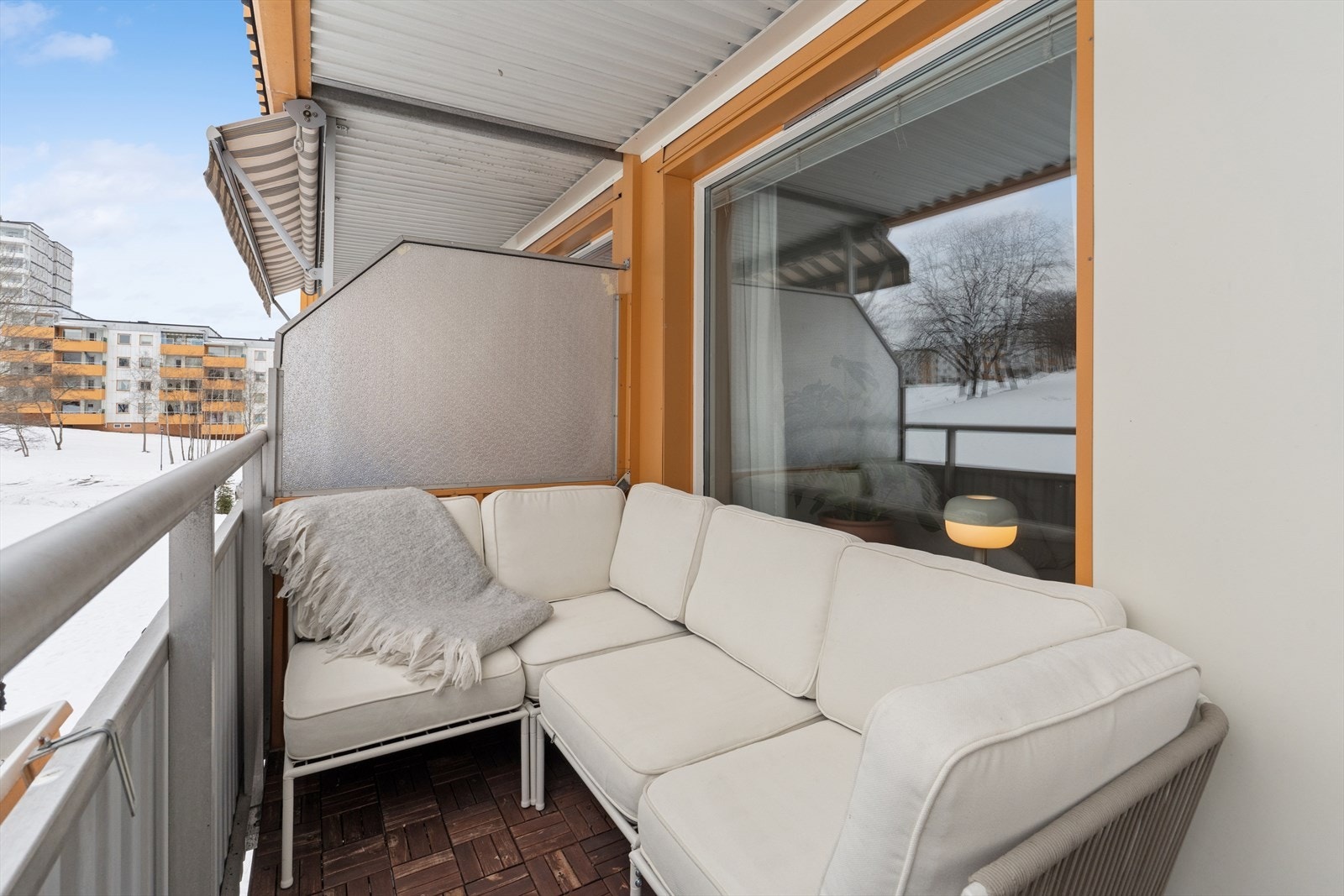 Fra stuen har du utgang til en sydvendt balkong på 7 kvm med utsyn over hyggelige fellesarealer. Galleribilde
