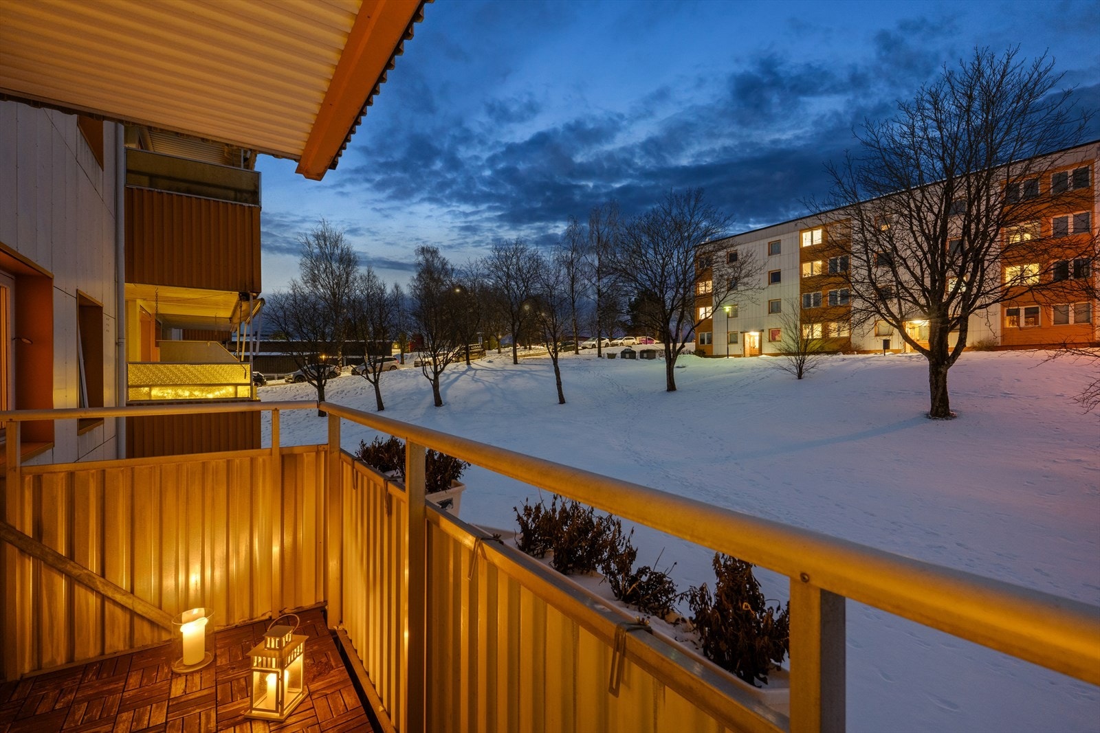Balkongen har god plass til hyggelig lounge-/sittegruppe. Det er tillatt å grille med elektrisk grill. Galleribilde