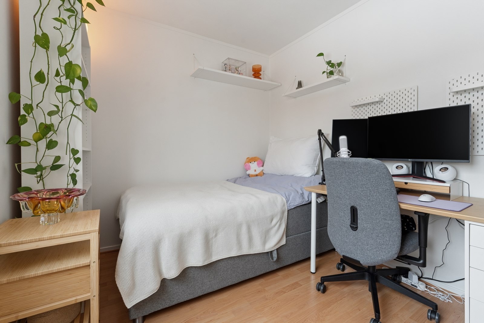 Soverom 2 er også av god størrelse, med fin plass til seng og tilhørende møblement. Galleribilde