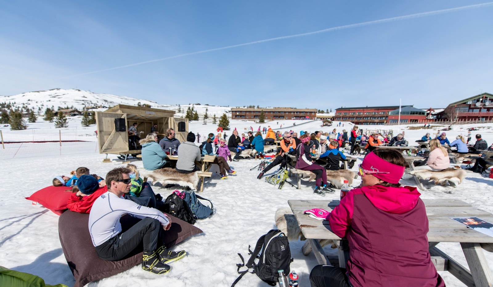 Ved Spidsbergseter en varm påskedag Galleribilde