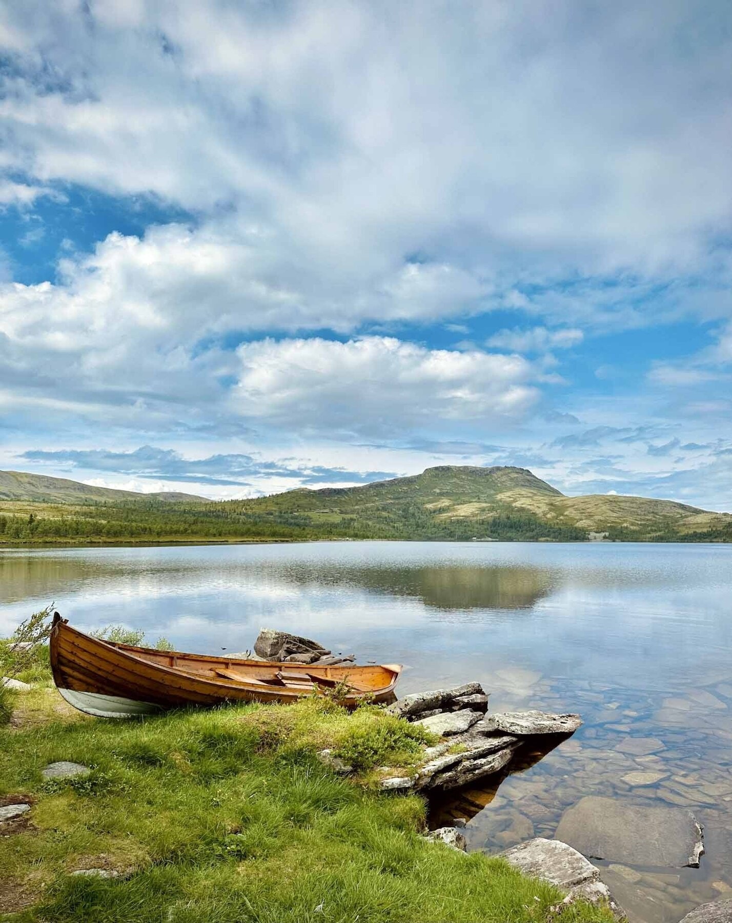 Flaksjøen er et flott sted for fiske og bading Galleribilde