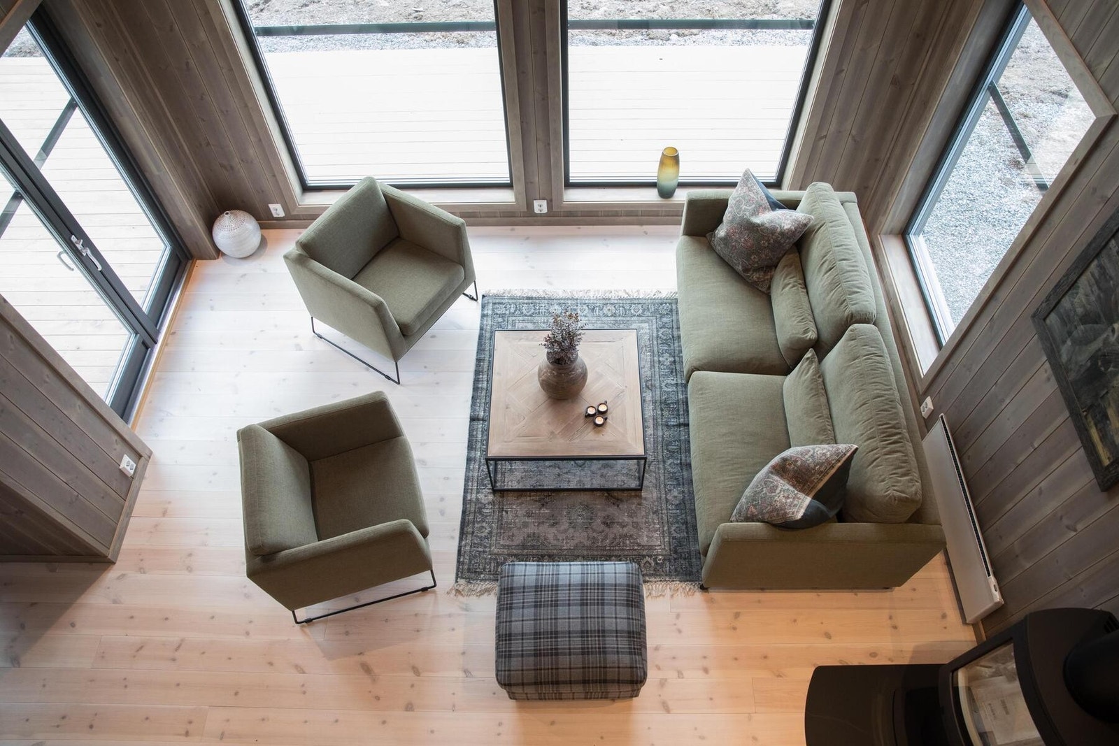 Lys og luftig stue med vinduer i tre retninger. Foto tatt fra hemsrom. Foto fra oppsatt Polar 98. Galleribilde