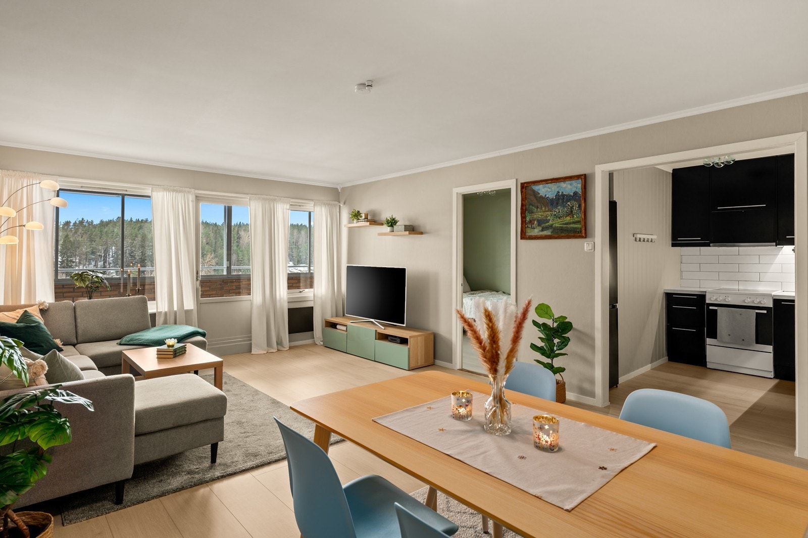 Den åpne løsningen mellom stue og spiseplass gir en sosial og luftig atmosfære. Galleribilde