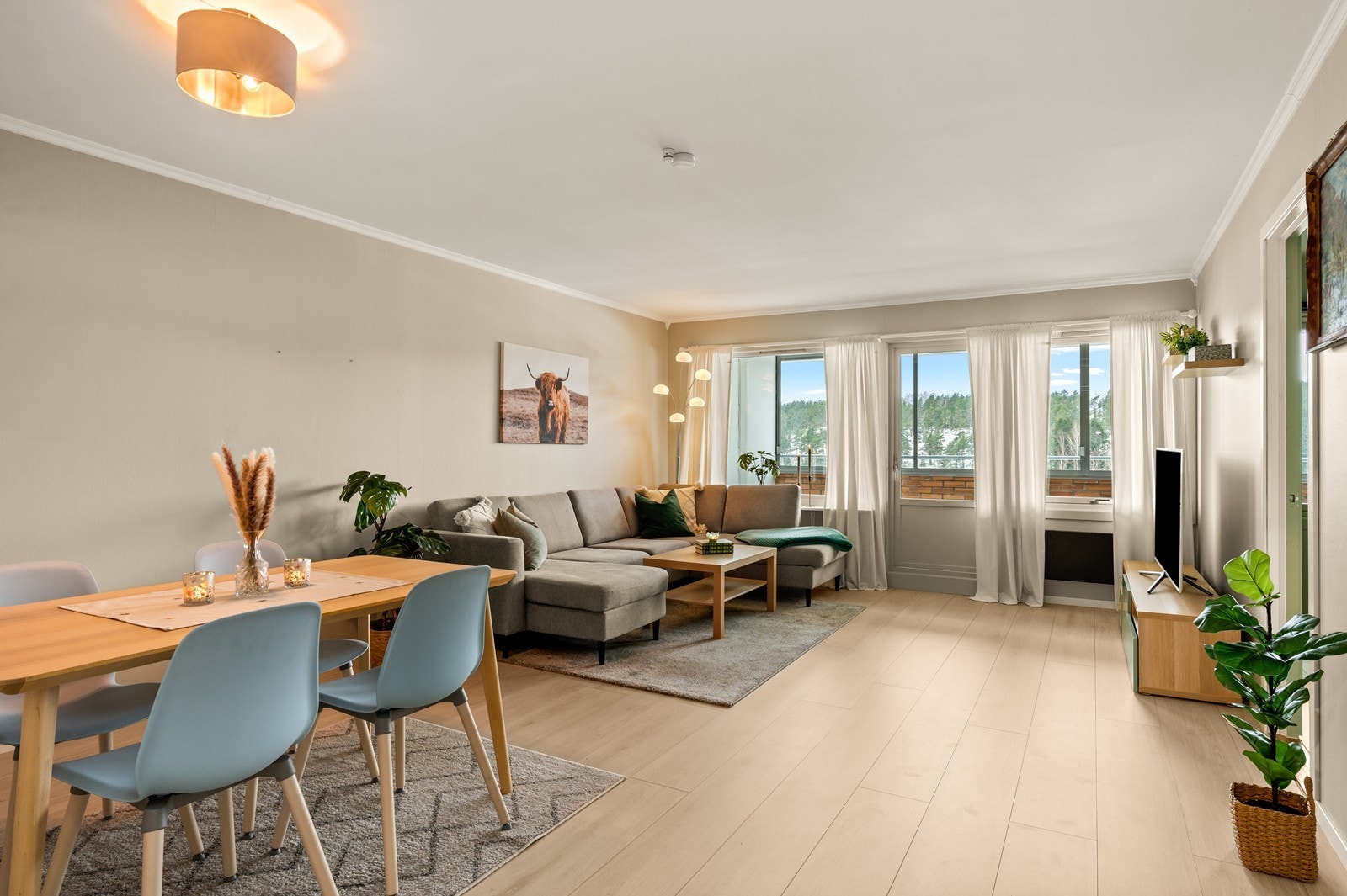 Stuen er romslig og har plass til både sofagruppe og spisebord. Galleribilde