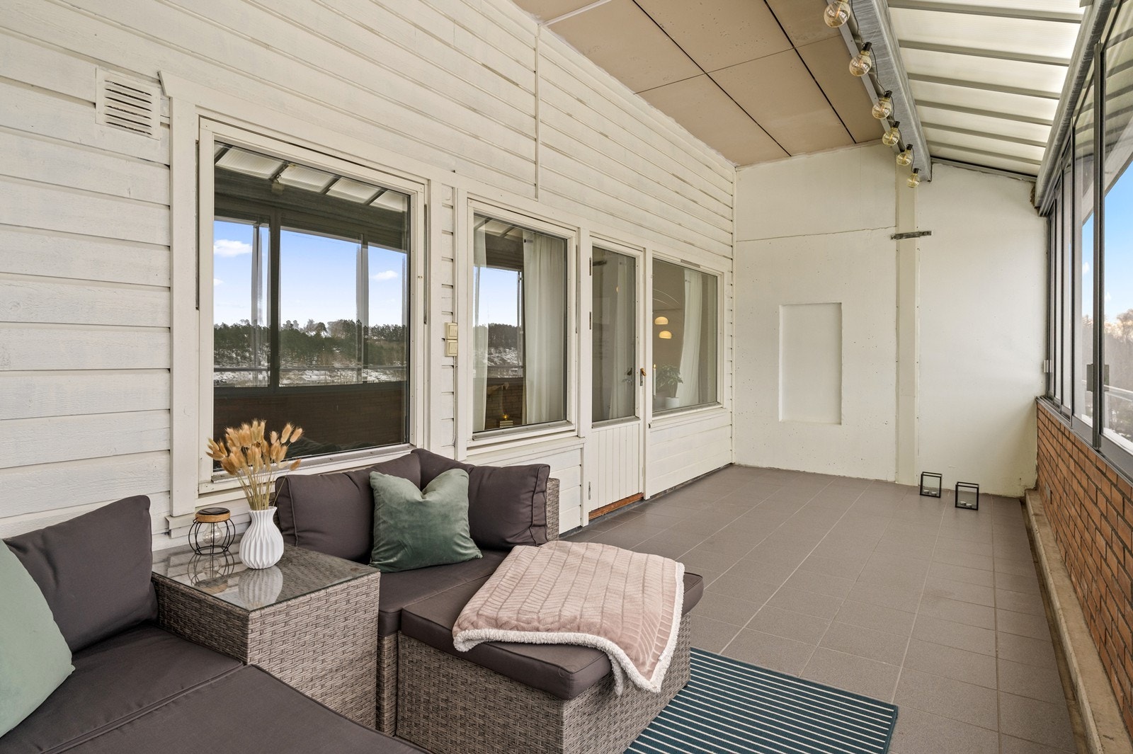 De skyvbare vinduene i 1-lags glass gjør balkongen anvendelig store deler av året. Galleribilde