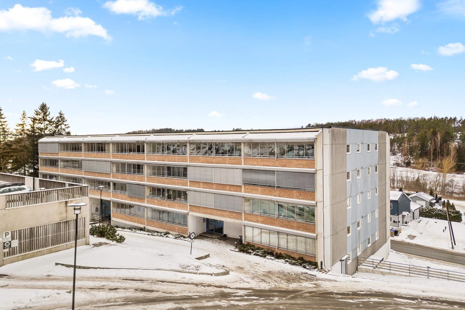 Bygget er fra 1971 og har adkomst via porttelefon til felles trappeoppgang. Galleribilde