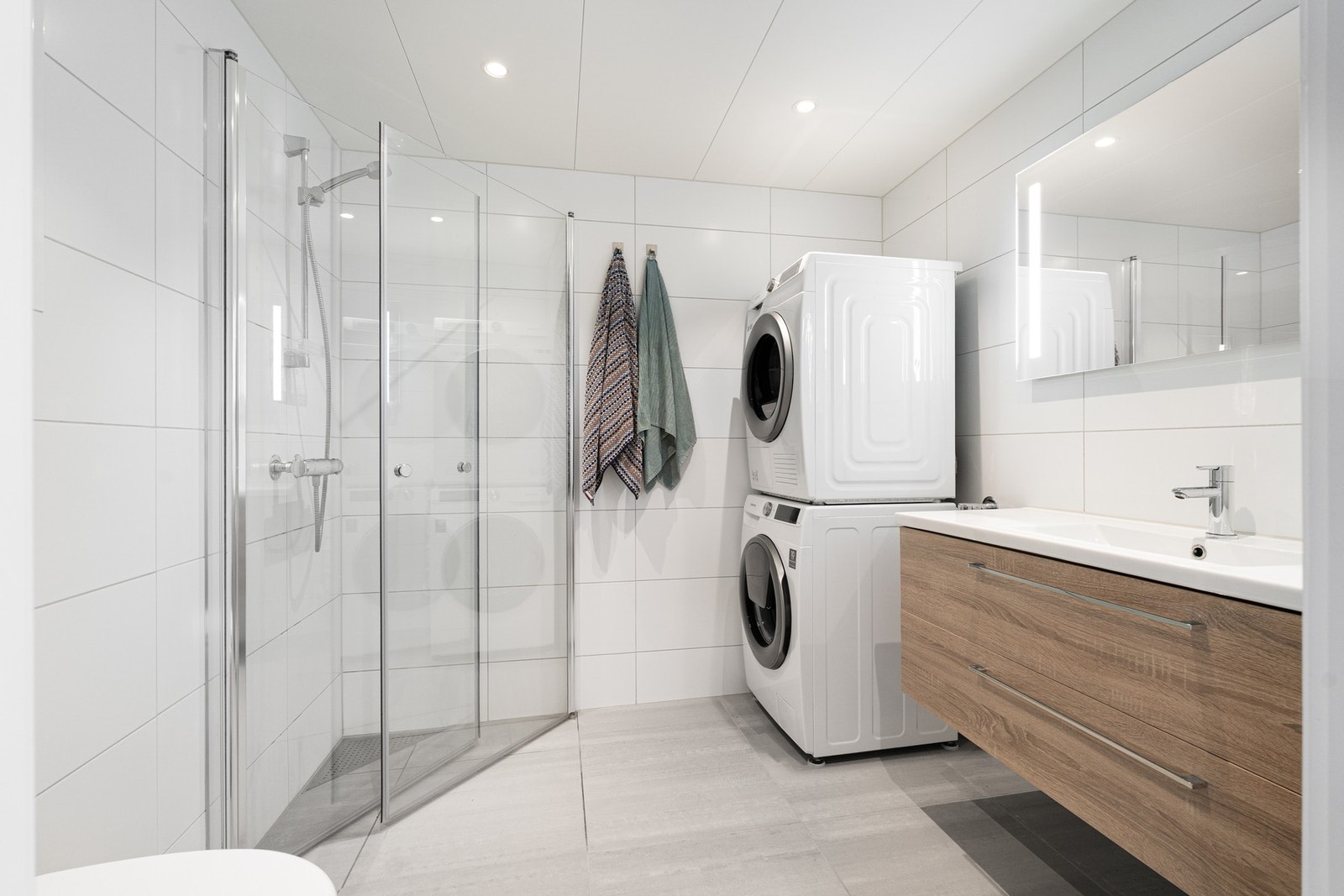 Rålekkert, flislagt bad med stilrene 60x60-fliser på gulv og spotter i tak. Galleribilde