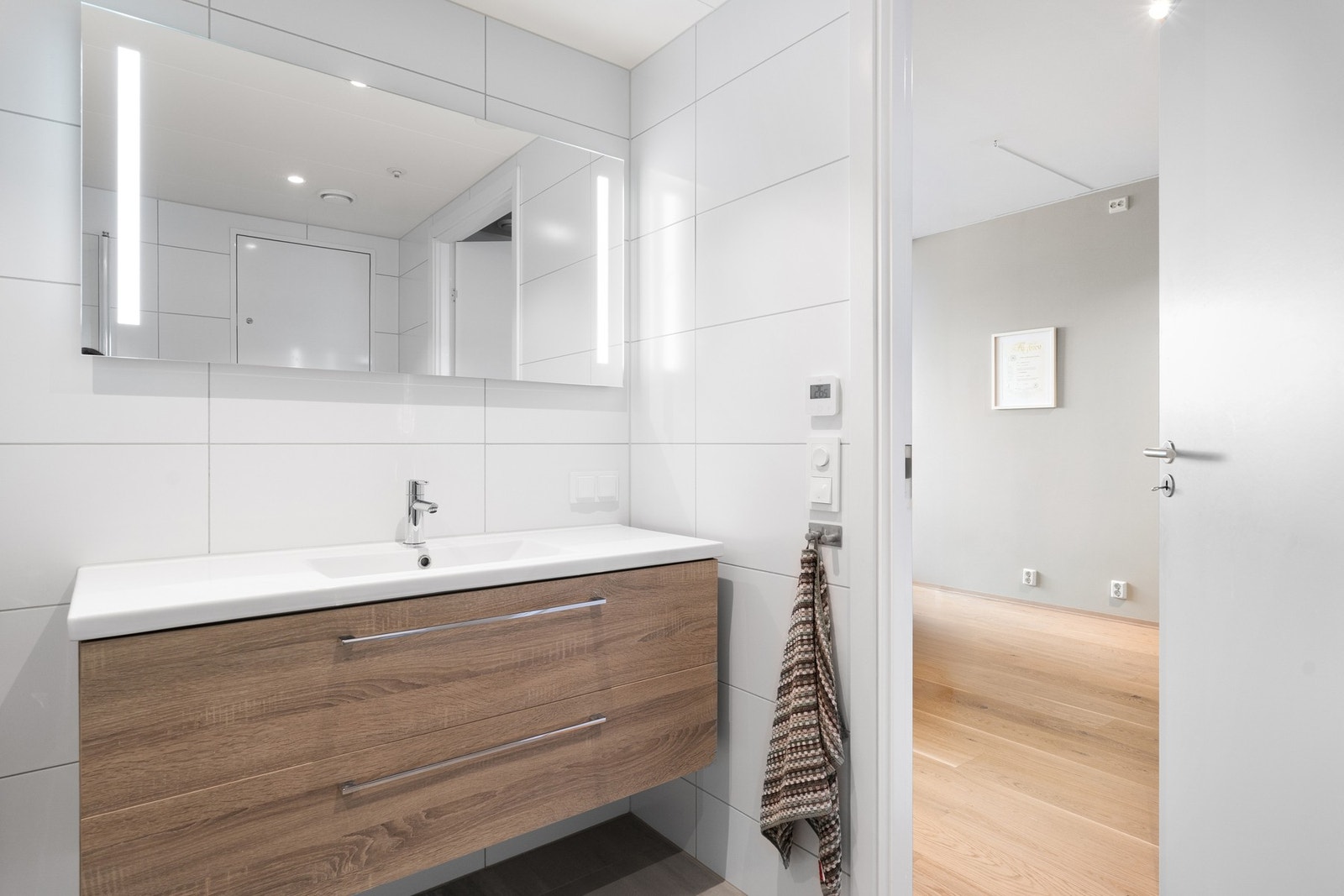 Ved vasken er det montert praktisk dobbel stikkontakt for enkel bruk av elektriske apparater. Galleribilde