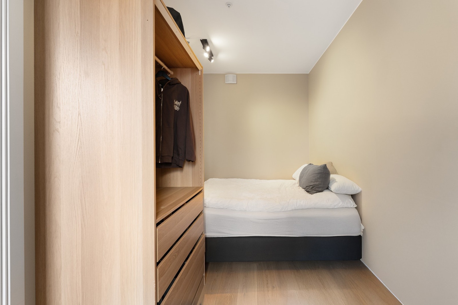 Leiligheten har to romslige soverom med gode møbleringsmuligheter. Galleribilde