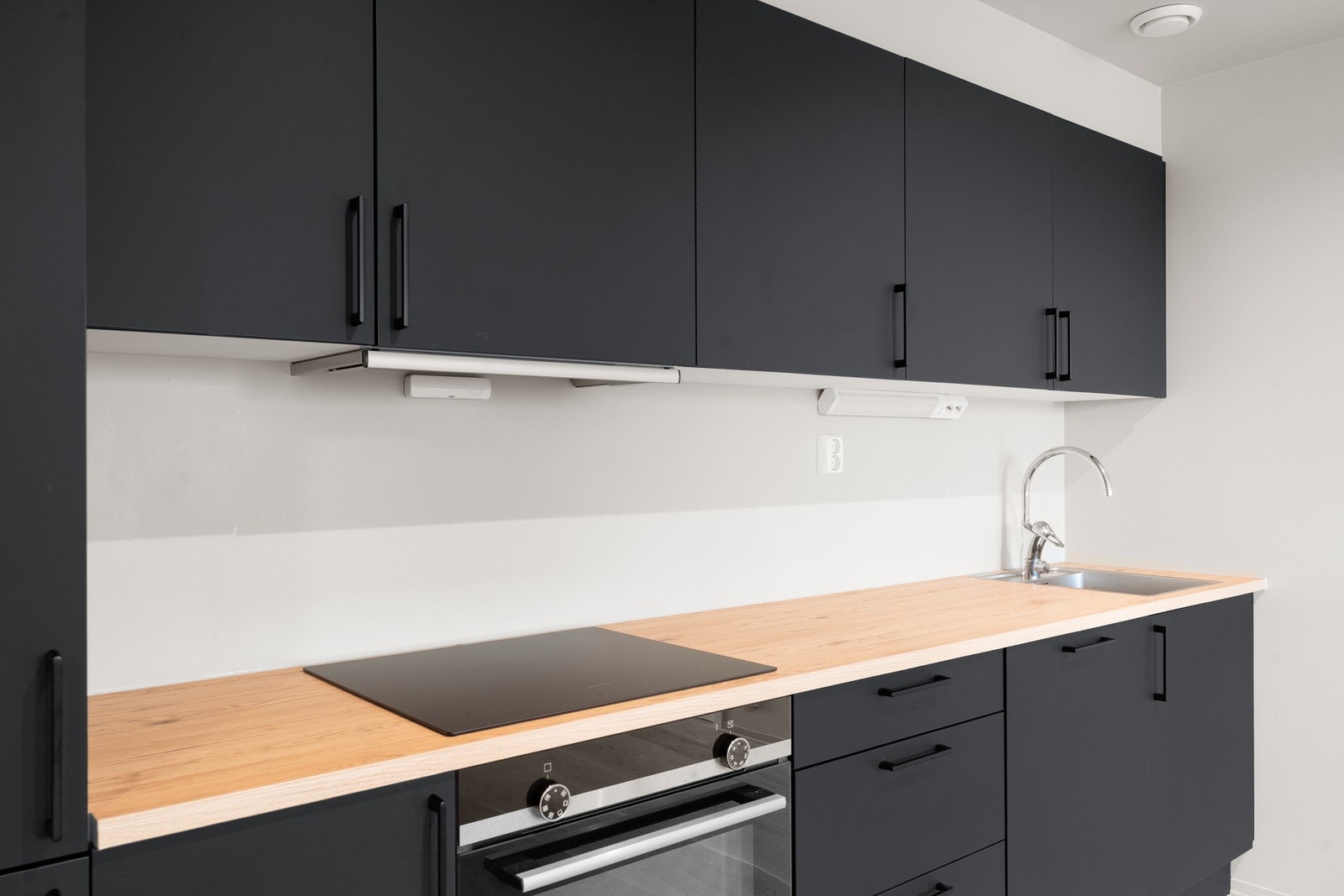 Kjøkkenet er utstyrt med integrerte hvitevarer samt rikelig med benk- og skapplass. Galleribilde