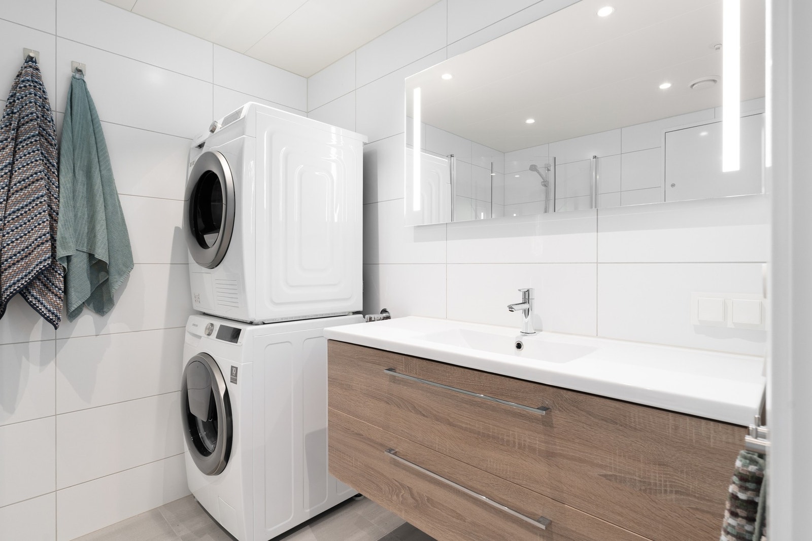 Praktisk opplegg for både vaskemaskin og tørketrommel. Disse kan medfølge etter avtale. Galleribilde