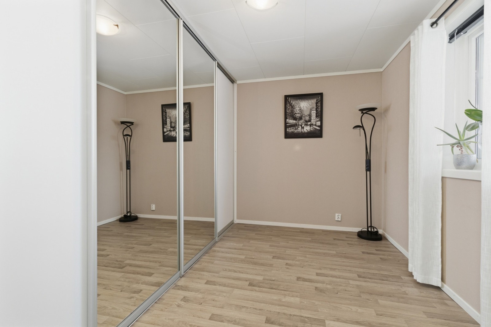 Boligens første soverom befinner seg i underetasjen. Galleribilde